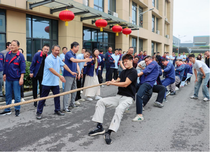 公司举办国庆“安装杯”职工拔河比赛